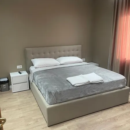 ゲストハウス Sunlake ティラナ