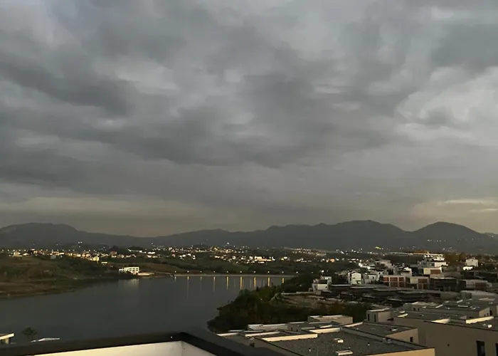 ゲストハウス Sunlake ティラナ